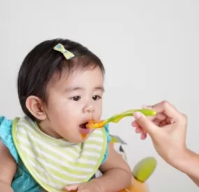 Khi nào trẻ sẵn sàng ăn dặm?
